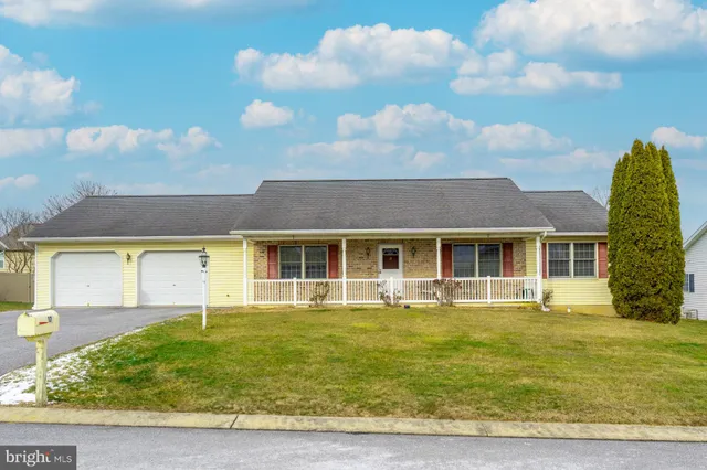 $325,000 | 17 Vista Drive, Fredericksburg, PA 17026