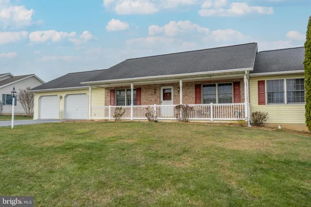 $325,000 | 17 Vista Drive, Fredericksburg, PA 17026