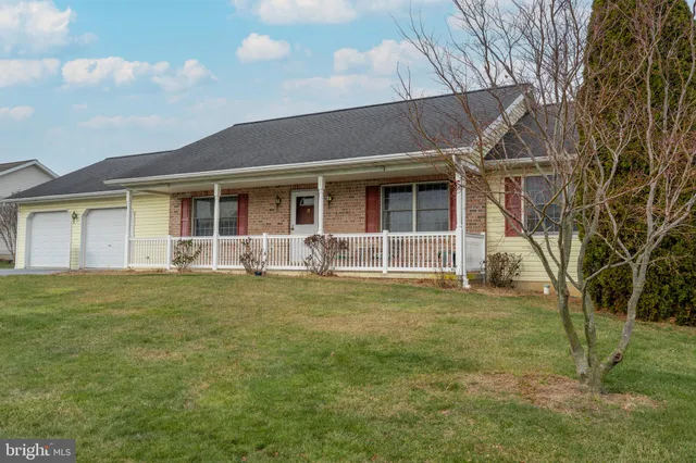 $325,000 | 17 Vista Drive, Fredericksburg, PA 17026