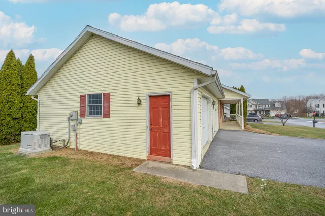 $325,000 | 17 Vista Drive, Fredericksburg, PA 17026