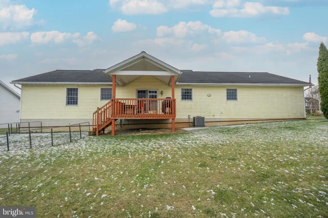 $325,000 | 17 Vista Drive, Fredericksburg, PA 17026