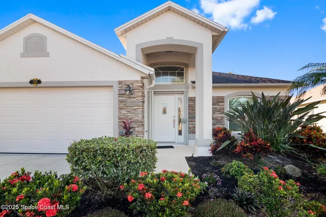 a view of a front of house with a yard