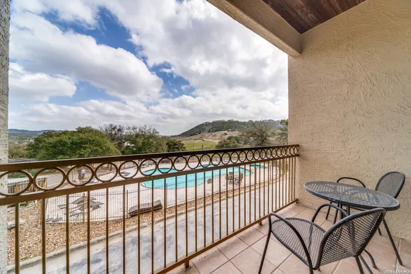 $305,000 | 20 Tapatio Drive East, Unit 101, Boerne, TX 78006