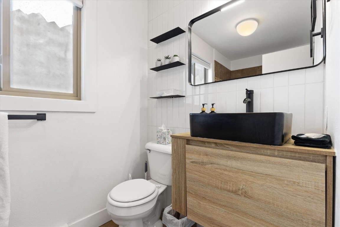 1565 Shadow Run Frontage, Unit B307 Steamboat Springs, CO 80487 - Photo 14 of 20 a bathroom with a toilet a sink and mirror