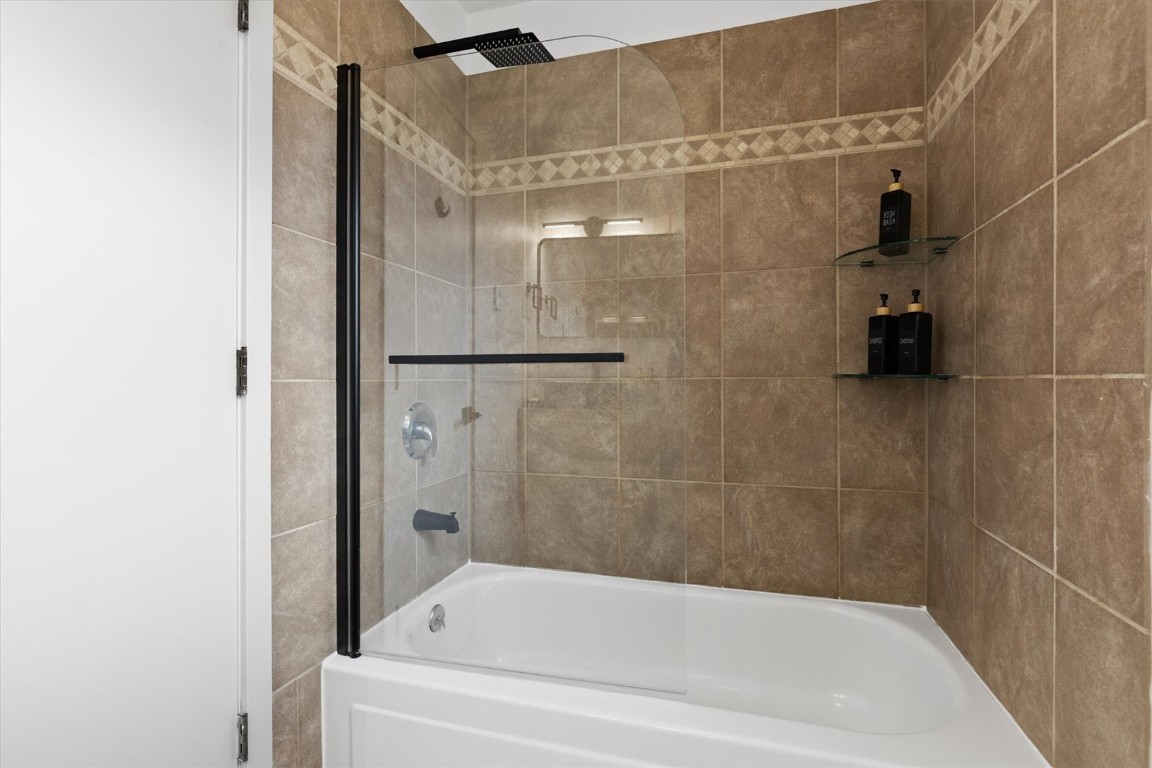 1565 Shadow Run Frontage, Unit B307 Steamboat Springs, CO 80487 - Photo 15 of 20 a bathroom with a bathtub