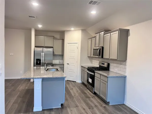 $2,050 | 9729 Daisy Mae, Aubrey, TX 76227