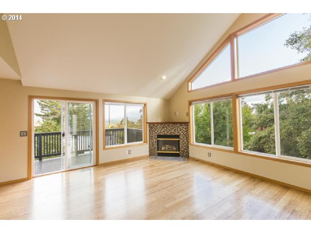 4426 Southwest Condor Avenue Portland, OR 97239 - Photo 3 of 16 Living Room