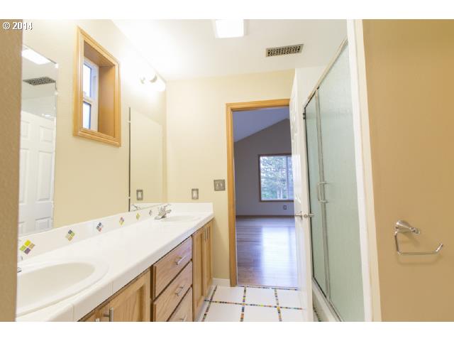4426 Southwest Condor Avenue Portland, OR 97239 - Photo 8 of 16 Attached Bathroom