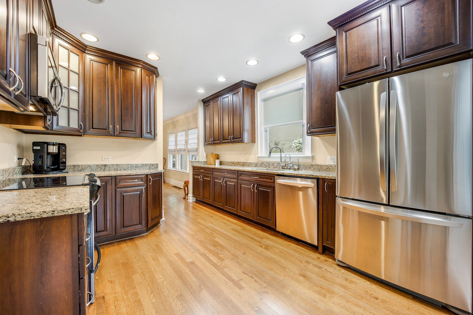 313 Blackhawk Road Riverside, IL 60546 - Photo 4 of 16