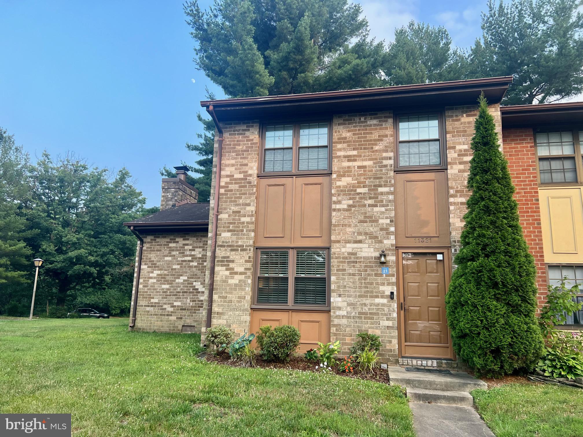 11321 Headlands Court Reston, VA 20191 - Photo 3 of 8 End unit Townhome