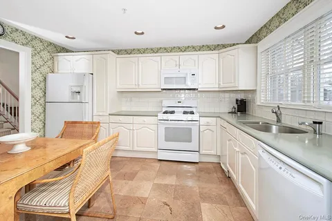 $965,000 | 5 Wyndham Close, White Plains, NY 10605