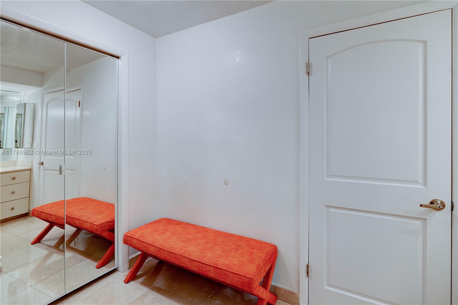 609 Ocean Drive, Unit 6H Key Biscayne, FL 33149 - Photo 19 of 32 a room with table and chairs