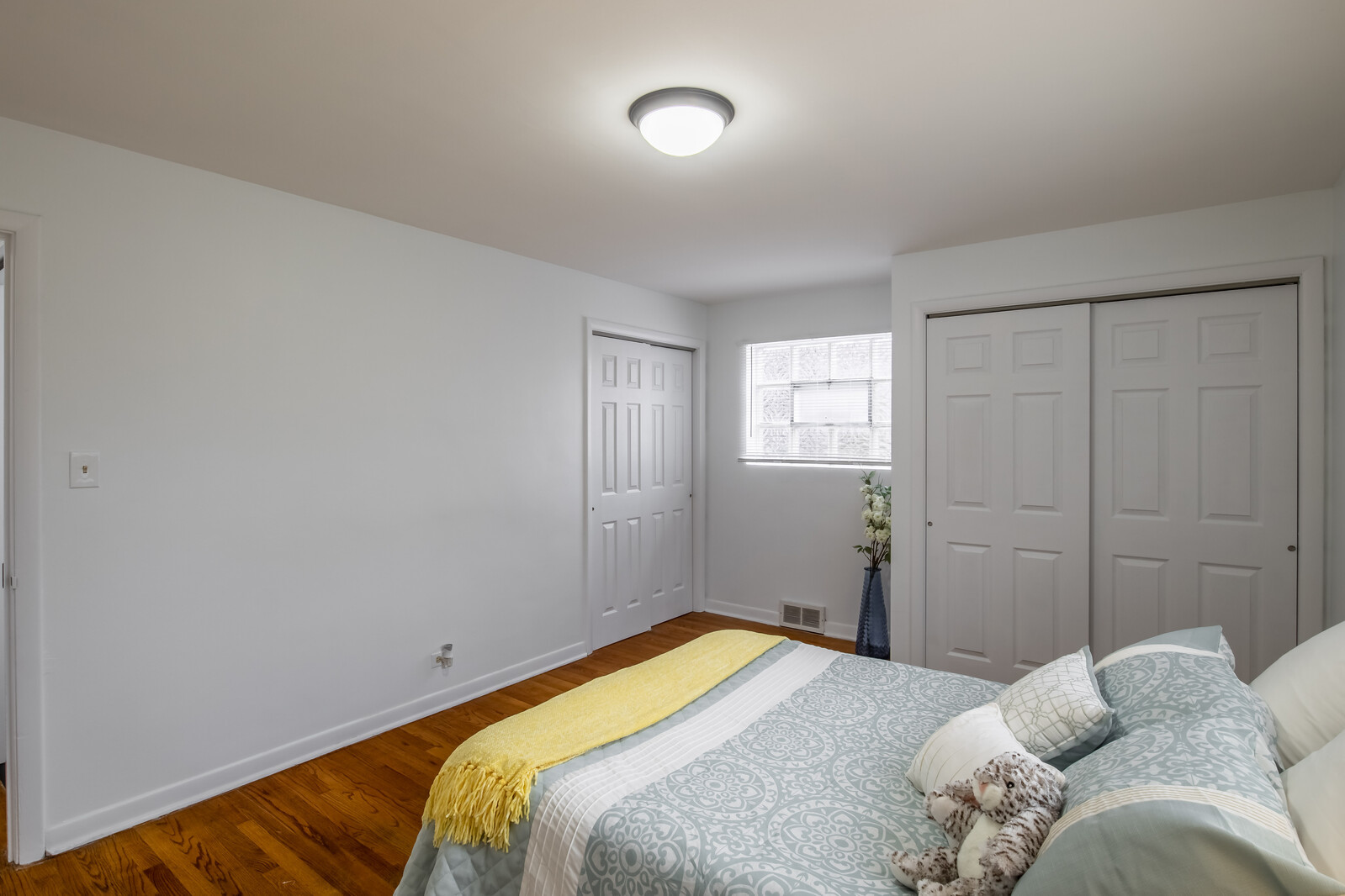 243 Custer Avenue Evanston, IL 60202 - Photo 15 of 31 a bedroom with a bed and a window