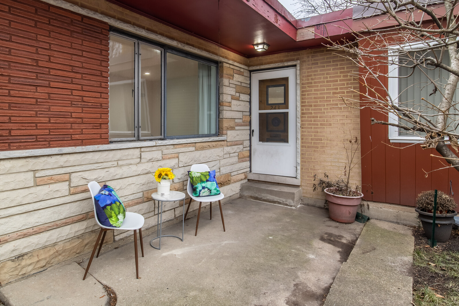 243 Custer Avenue Evanston, IL 60202 - Photo 2 of 31 a view of a chairs and table in a patio