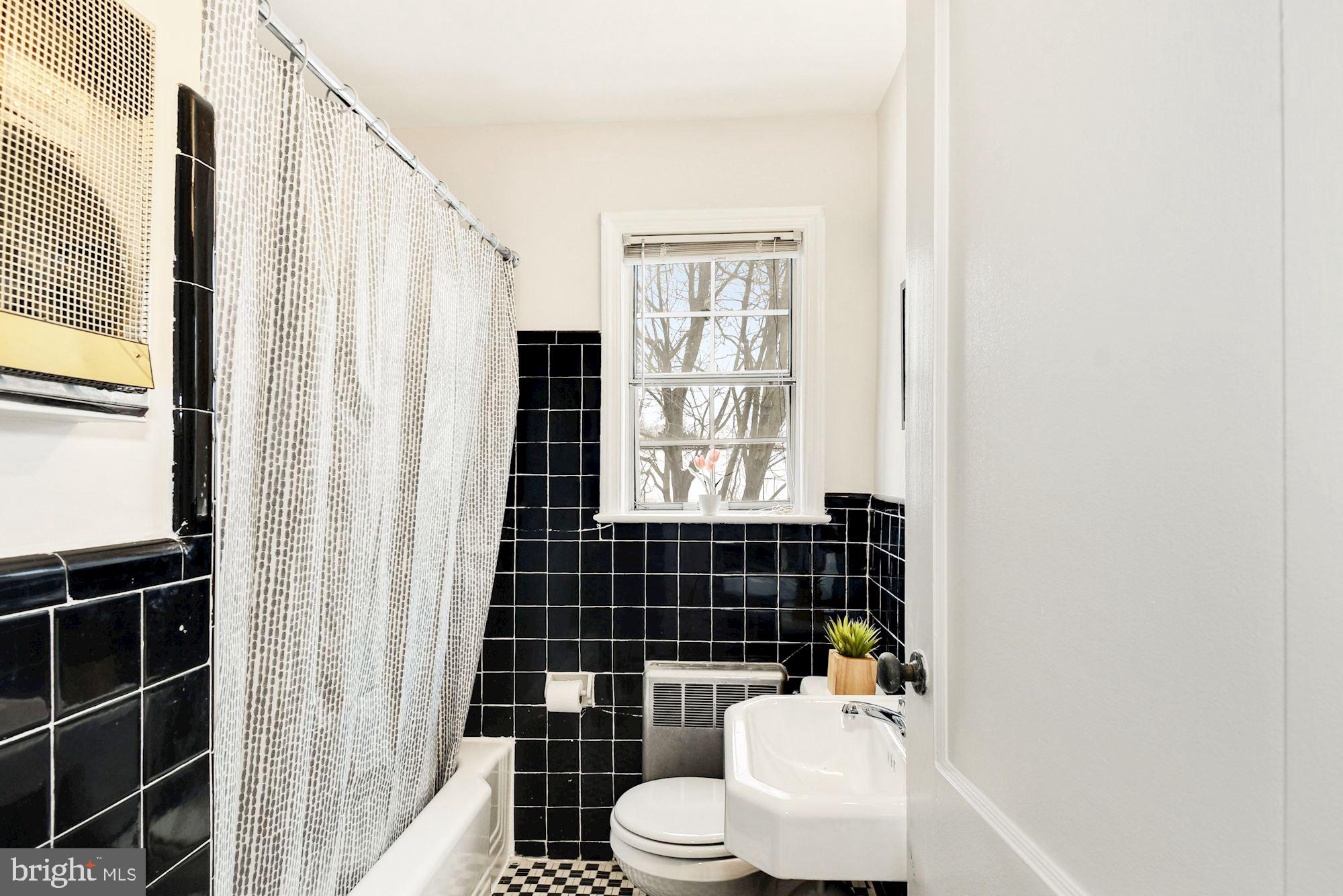 6511 Potomac Avenue, Unit C1 Alexandria, VA 22307 - Photo 18 of 21 Full Bathroom