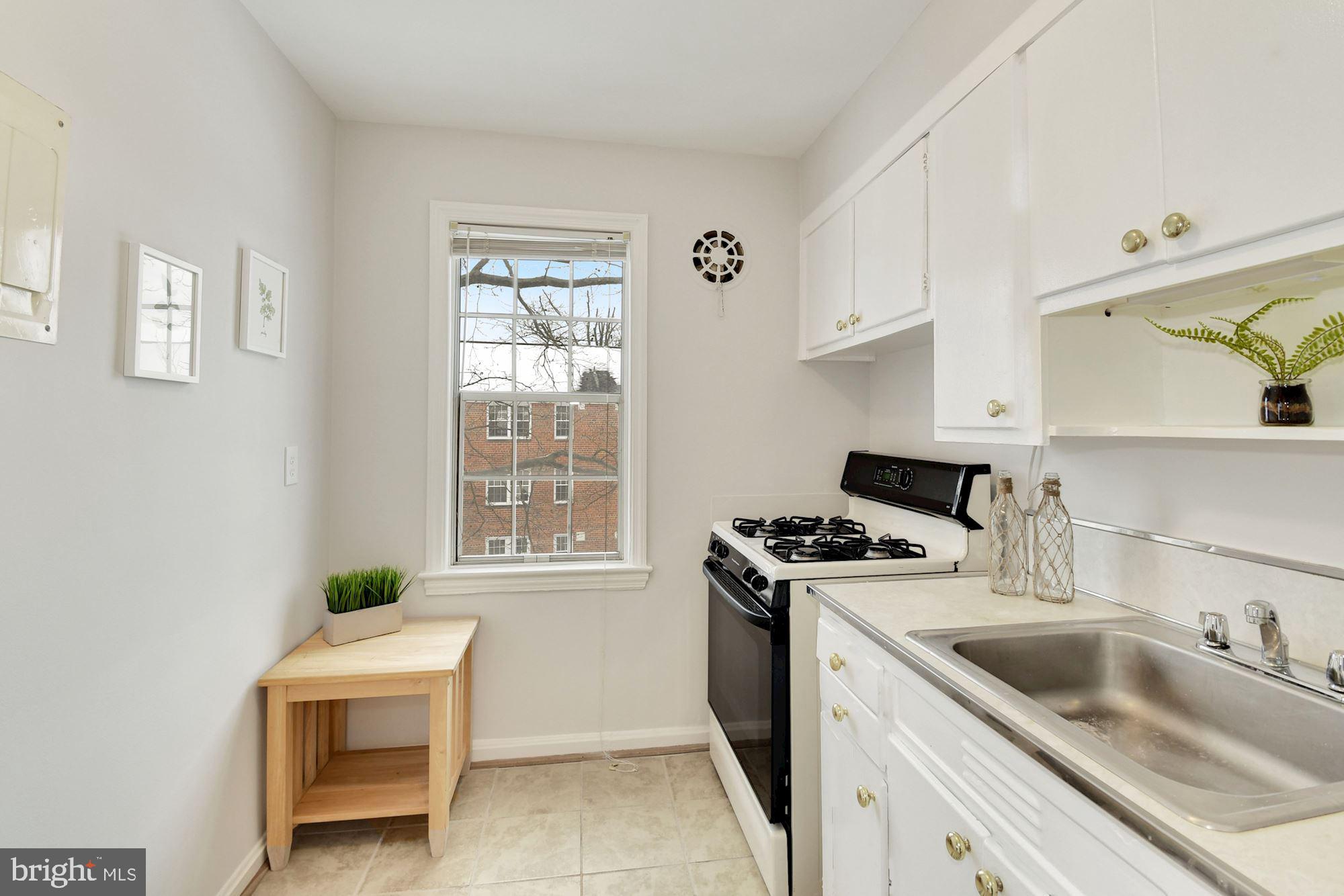 6511 Potomac Avenue, Unit C1 Alexandria, VA 22307 - Photo 10 of 21 Kitchen