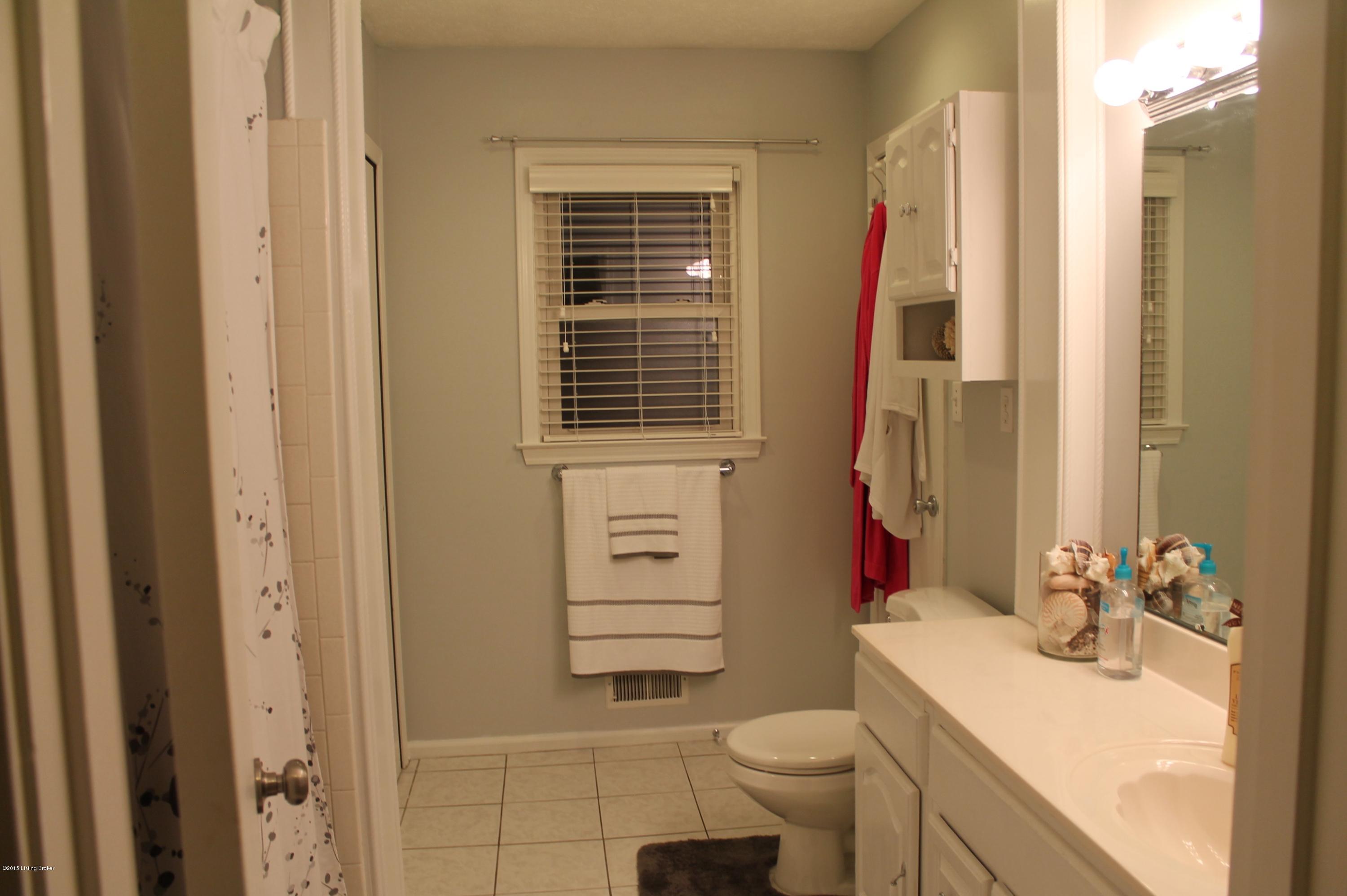 7805 Laurel Ridge Road Louisville, KY 40219 - Photo 26 of 77 Full bath hall/master bedroom