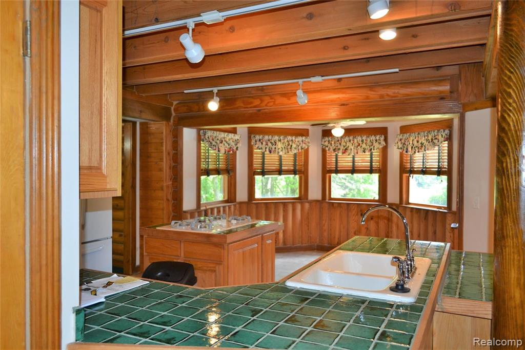 6556 Crooked Lake Road Brighton, MI 48116 - Photo 8 of 34