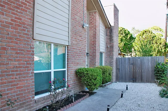 $2,200 | 15510 West Barbara Circle, Houston, TX 77071