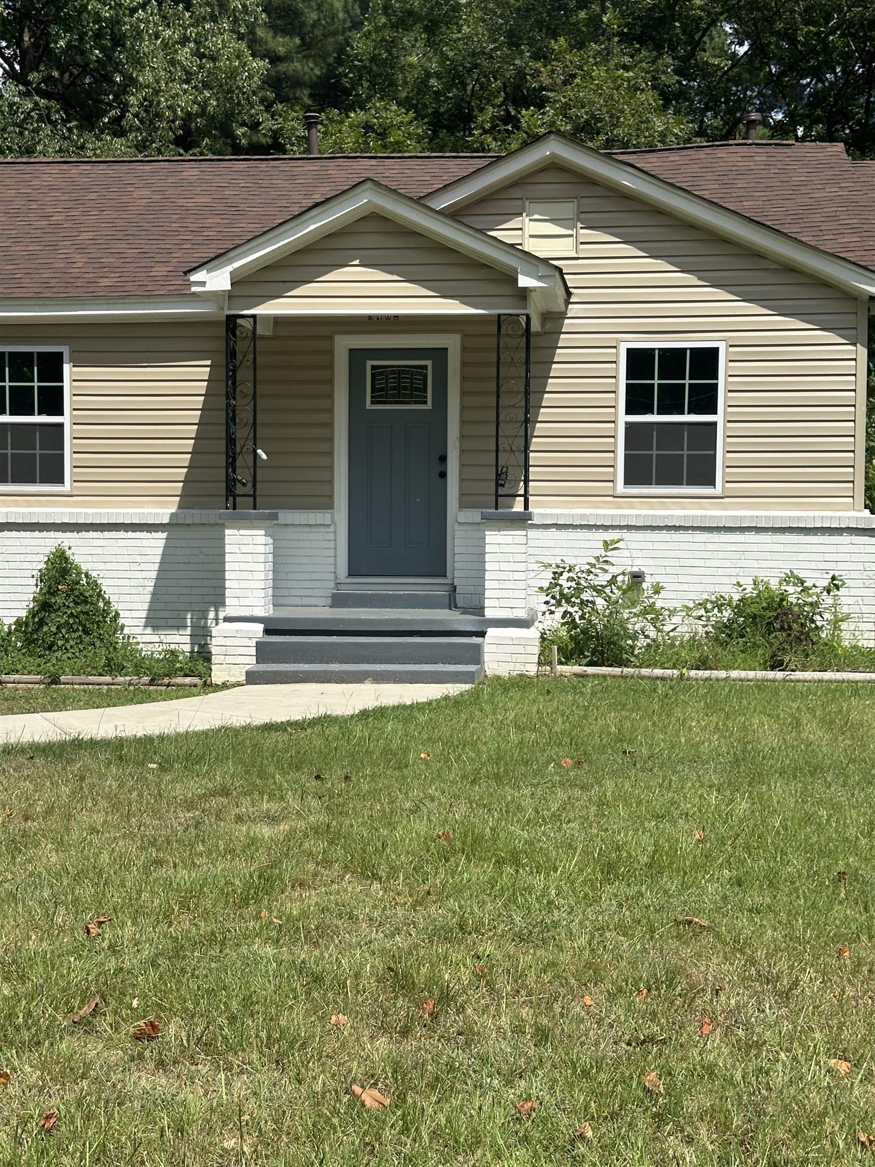 3402 Lakeview Road Memphis, TN 38116 - Photo 2 of 30 View of front of home with a front lawn, a porch, a shingled roof, and brick siding