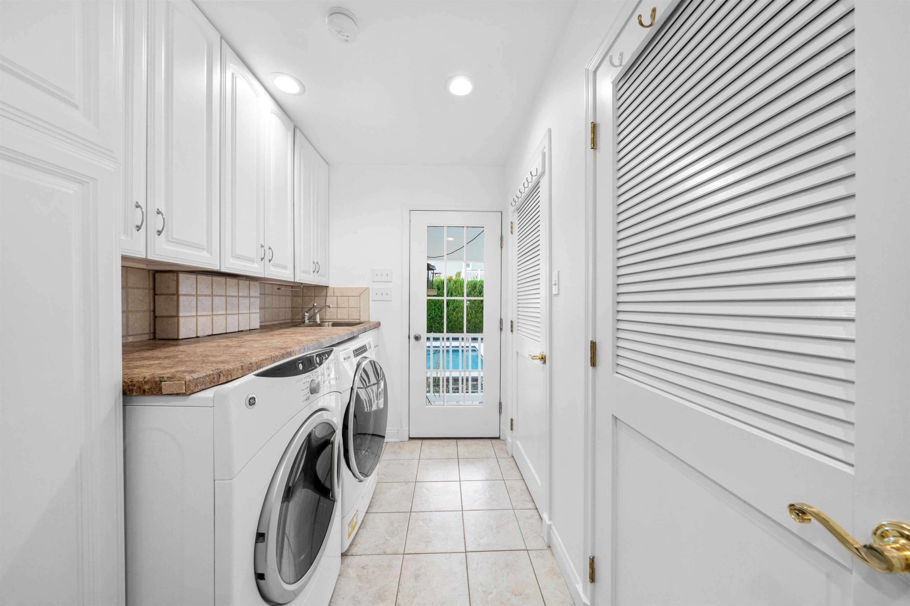 246 103rd Street Stone Harbor, NJ 08247 - Photo 28 of 50 a kitchen with a washer and dryer