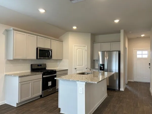 $1,950 | 311 Darwin Place, Lockhart, TX 78644