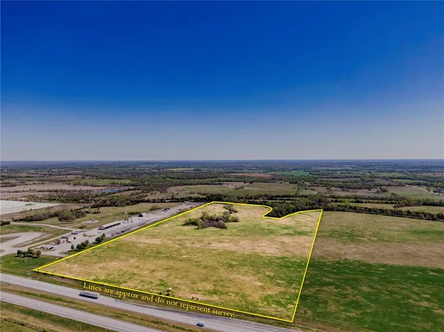 $300,000 | 841 69th Highway, Fort Scott, KS 66701