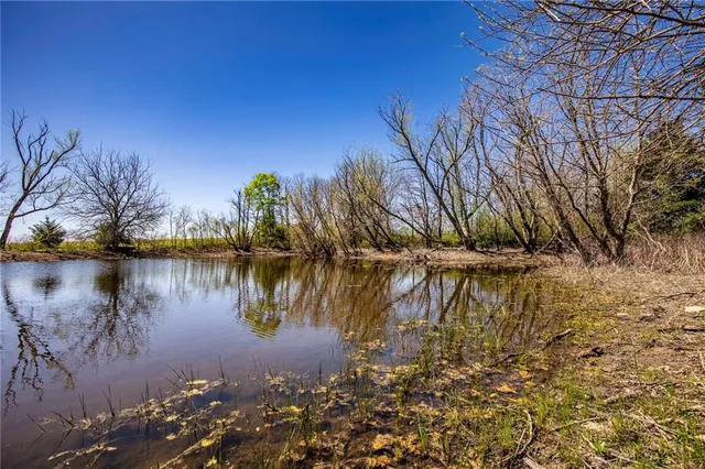 $300,000 | 841 69th Highway, Fort Scott, KS 66701