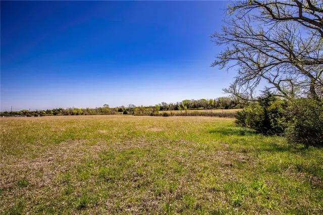 $300,000 | 841 69th Highway, Fort Scott, KS 66701