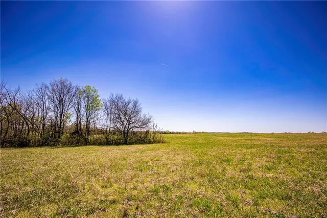 $300,000 | 841 69th Highway, Fort Scott, KS 66701