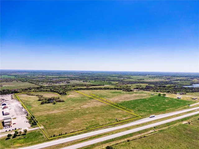 $300,000 | 841 69th Highway, Fort Scott, KS 66701