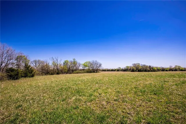 $300,000 | 841 69th Highway, Fort Scott, KS 66701