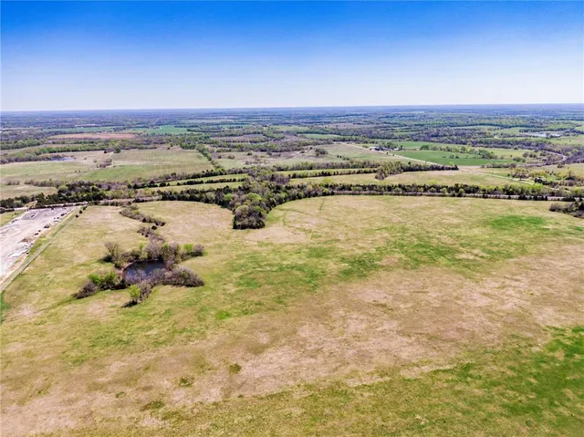 $300,000 | 841 69th Highway, Fort Scott, KS 66701