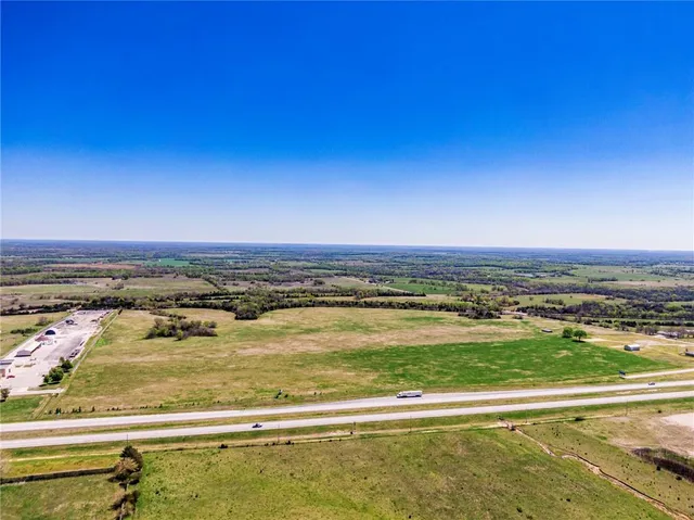 $300,000 | 841 69th Highway, Fort Scott, KS 66701