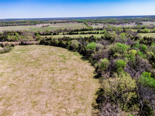 $300,000 | 841 69th Highway, Fort Scott, KS 66701