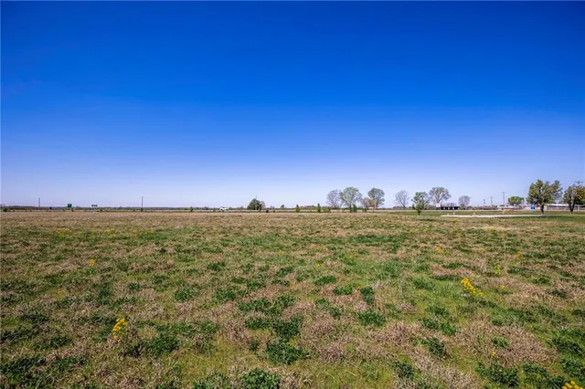$300,000 | 841 69th Highway, Fort Scott, KS 66701