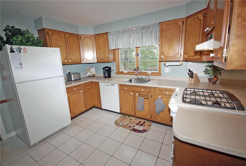 575 Miranda Road Pittsburgh, PA 15241 - Photo 5 of 24 Efficient kitchen opens to family room.