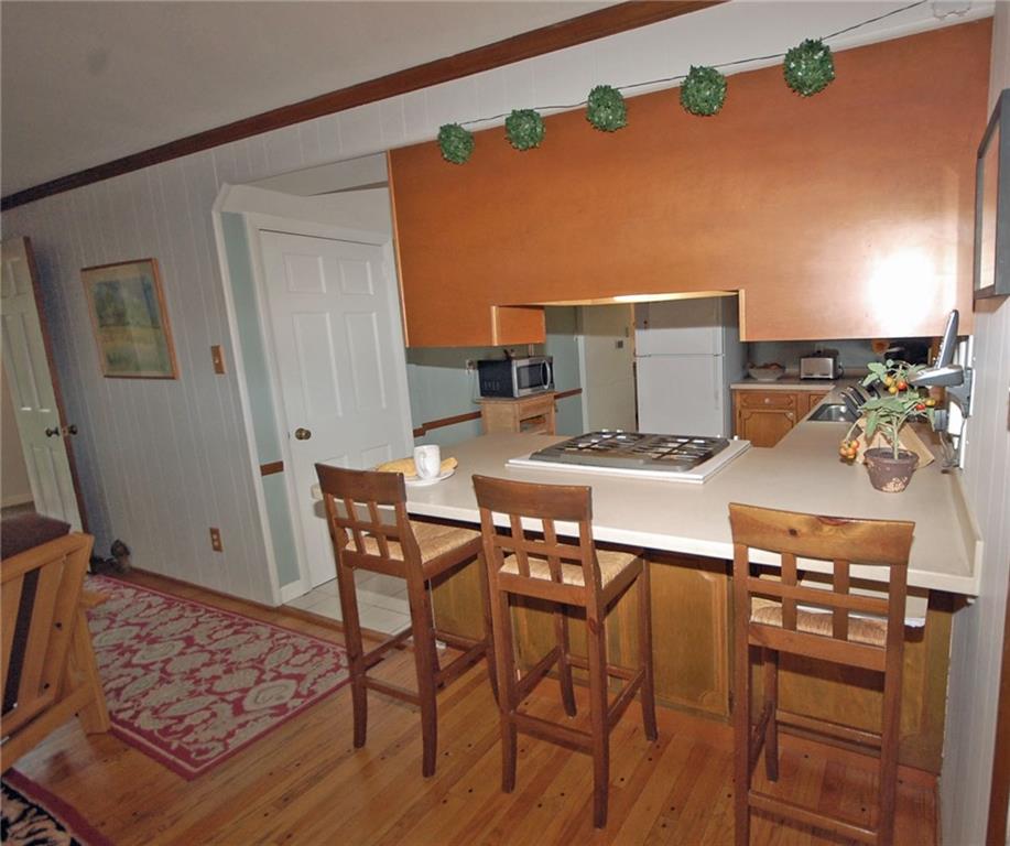575 Miranda Road Pittsburgh, PA 15241 - Photo 6 of 24 The breakfast bar is perfect for a quick meal.
