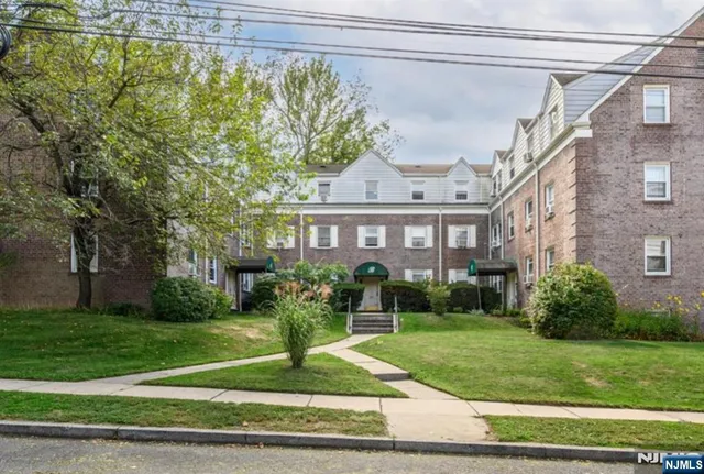 $1,850 | 140 West Englewood Avenue, Unit A4, Teaneck, NJ 07666