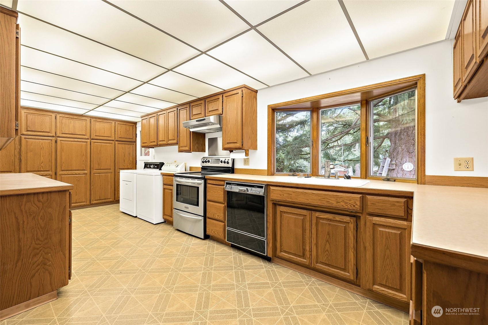 14530 Southeast 112th Place Renton, WA 98059 - Photo 7 of 34 a kitchen with appliances cabinets and a sink