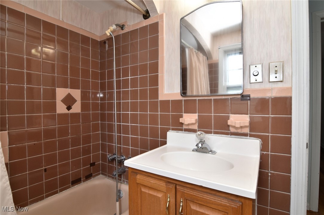 1062 Argonne Road Cleveland, OH 44121 - Photo 26 of 35 Gallery Image 26