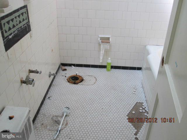 3557 Benzinger Road Baltimore, MD 21229 - Photo 4 of 10 Bath