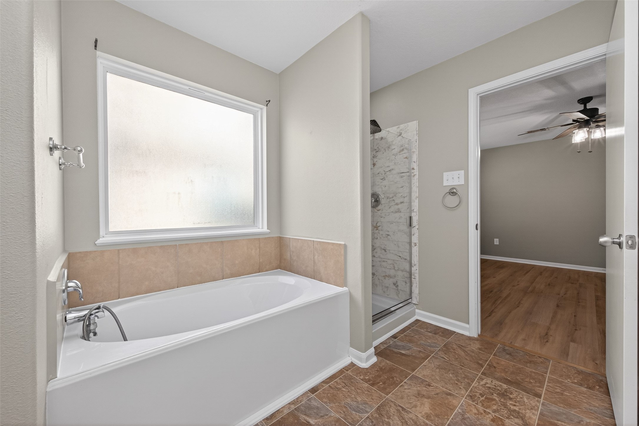 9940 Swallow Drive Conroe, TX 77385 - Photo 14 of 30 Oversized tub with separate shower.