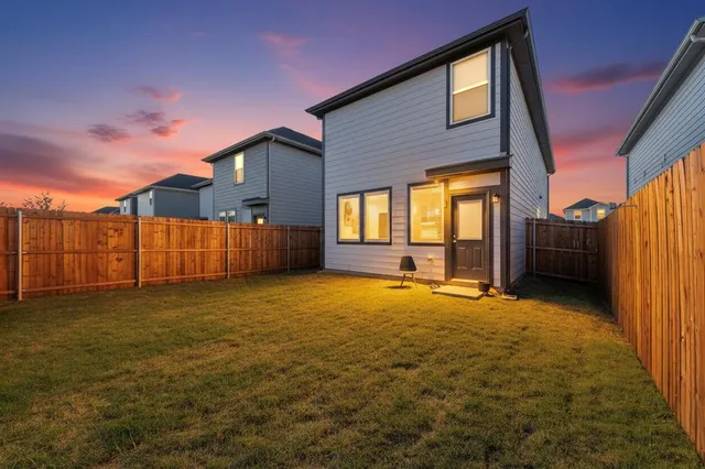 a view of an house with backyard and entertaining space