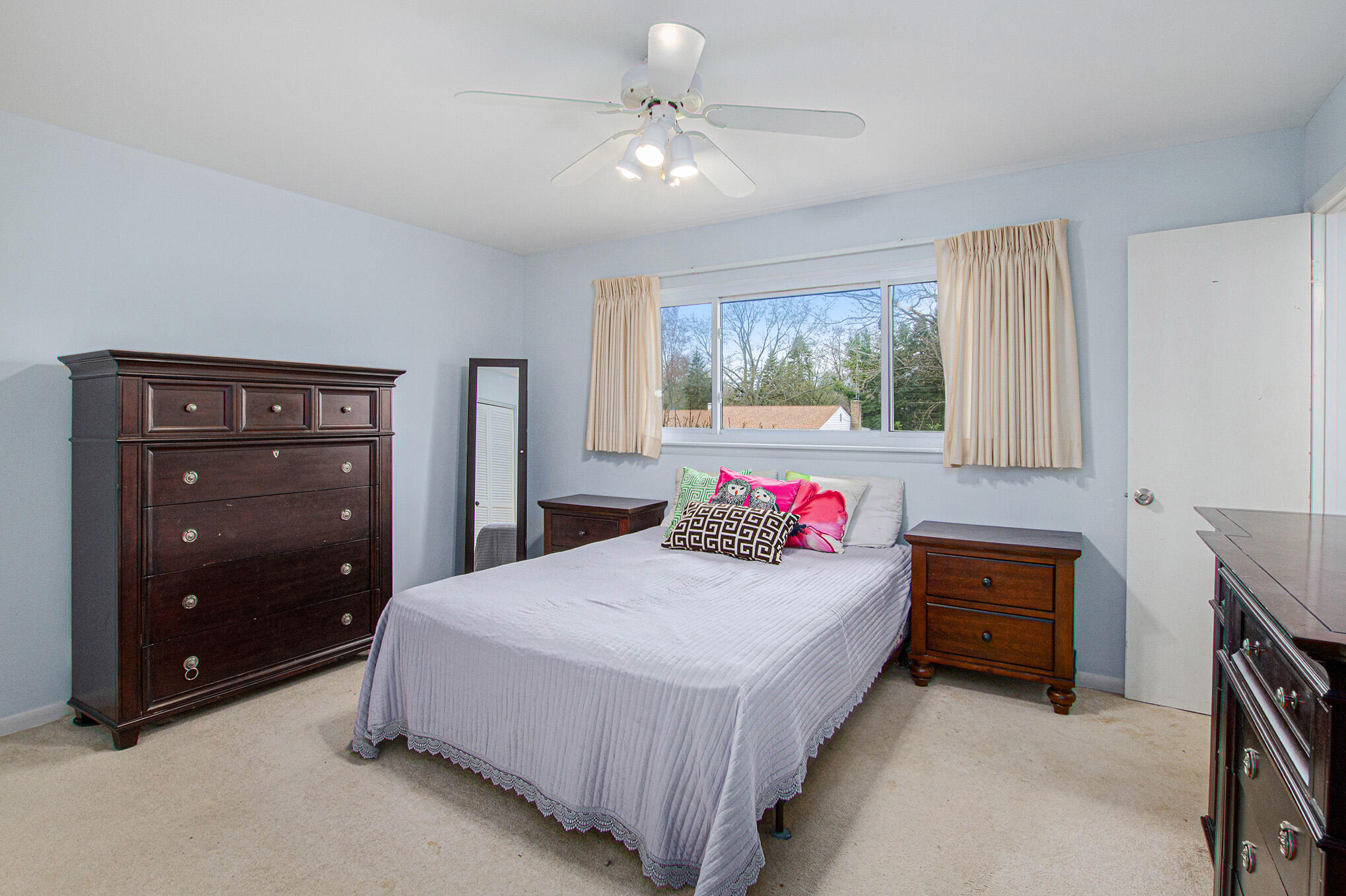 2463 Glengarry Road Jackson, MI 49203 - Photo 17 of 37 Master bedroom