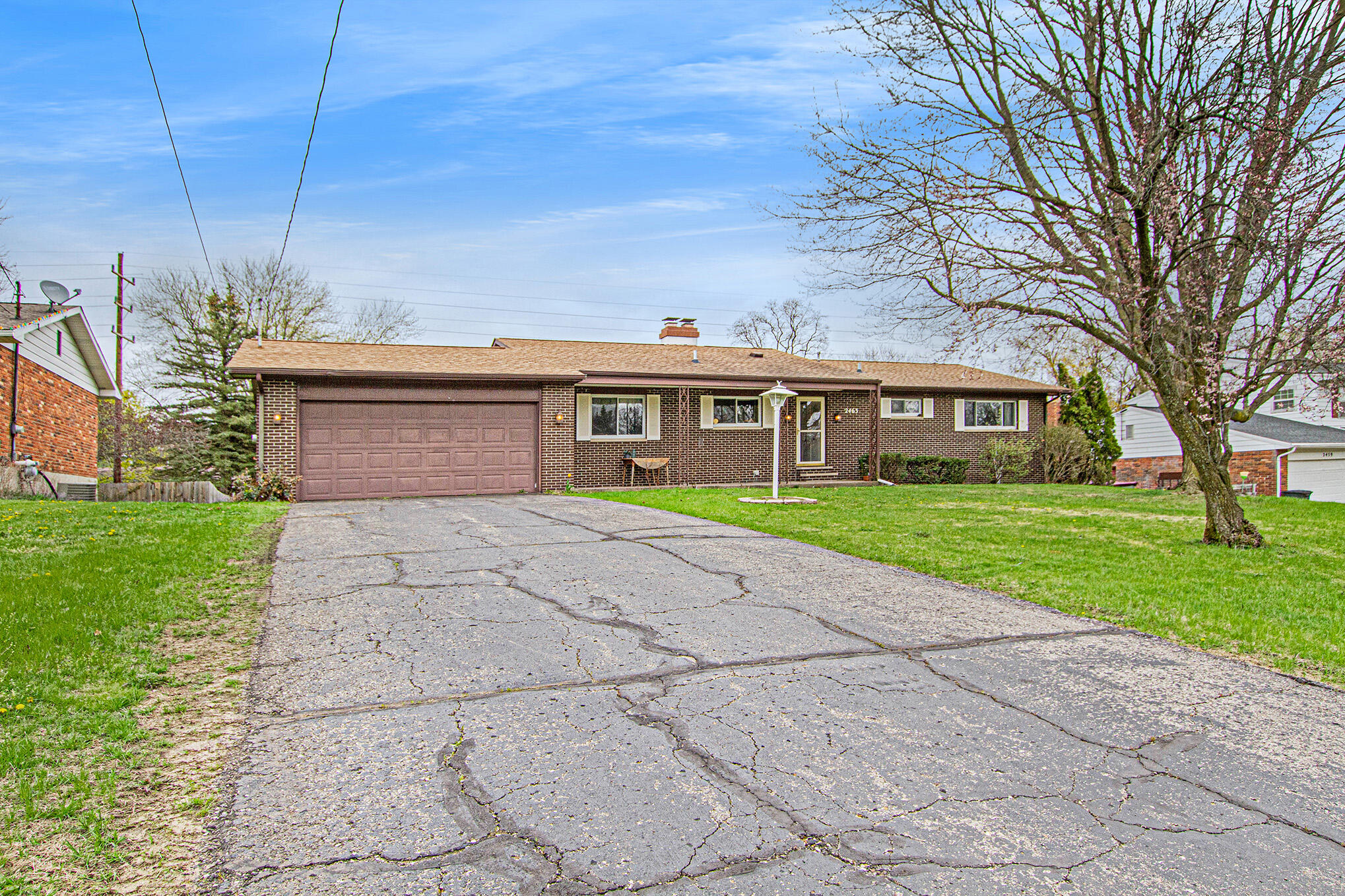 2463 Glengarry Road Jackson, MI 49203 - Photo 2 of 37 Driveway