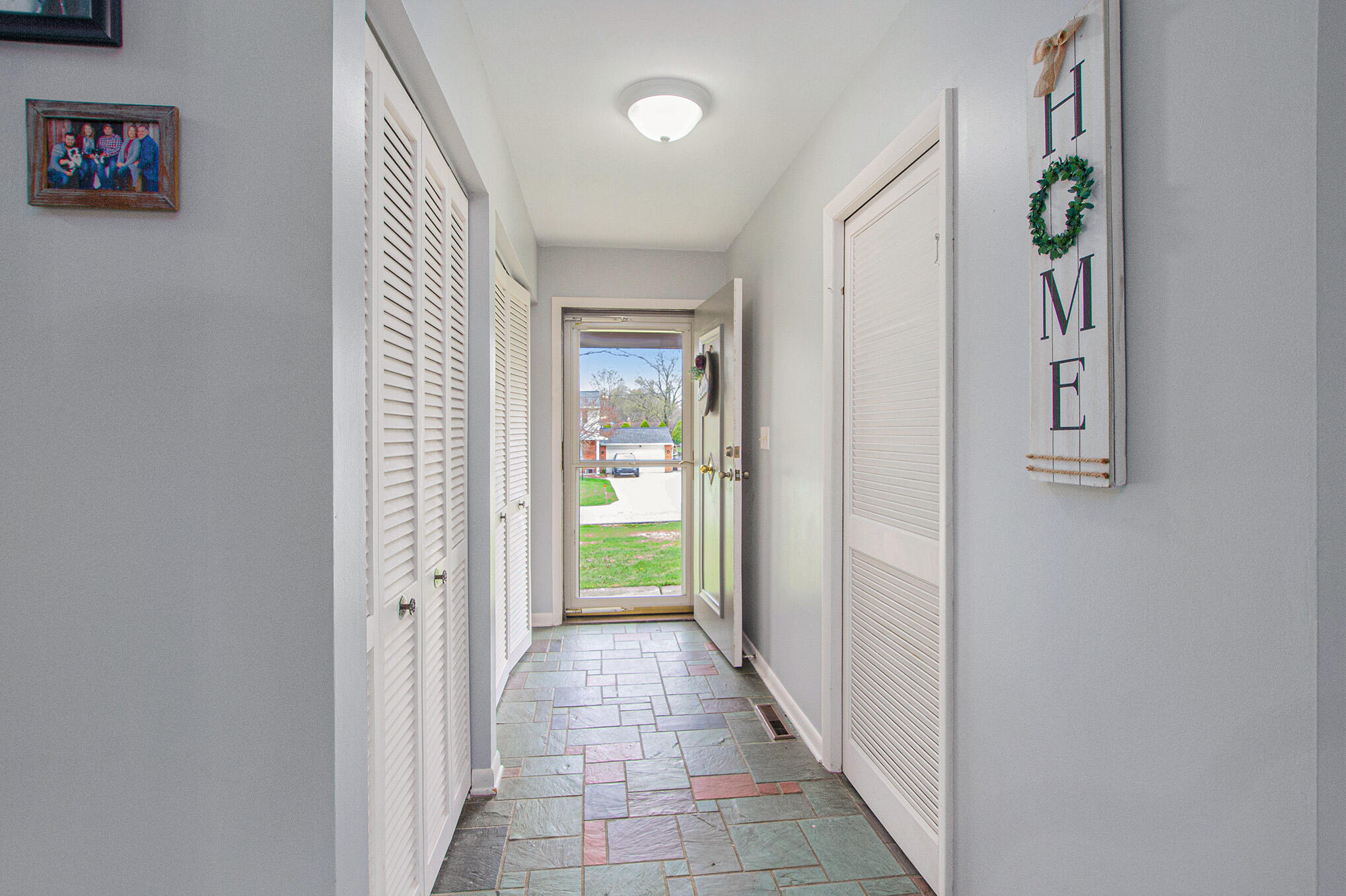 2463 Glengarry Road Jackson, MI 49203 - Photo 4 of 37 foyer