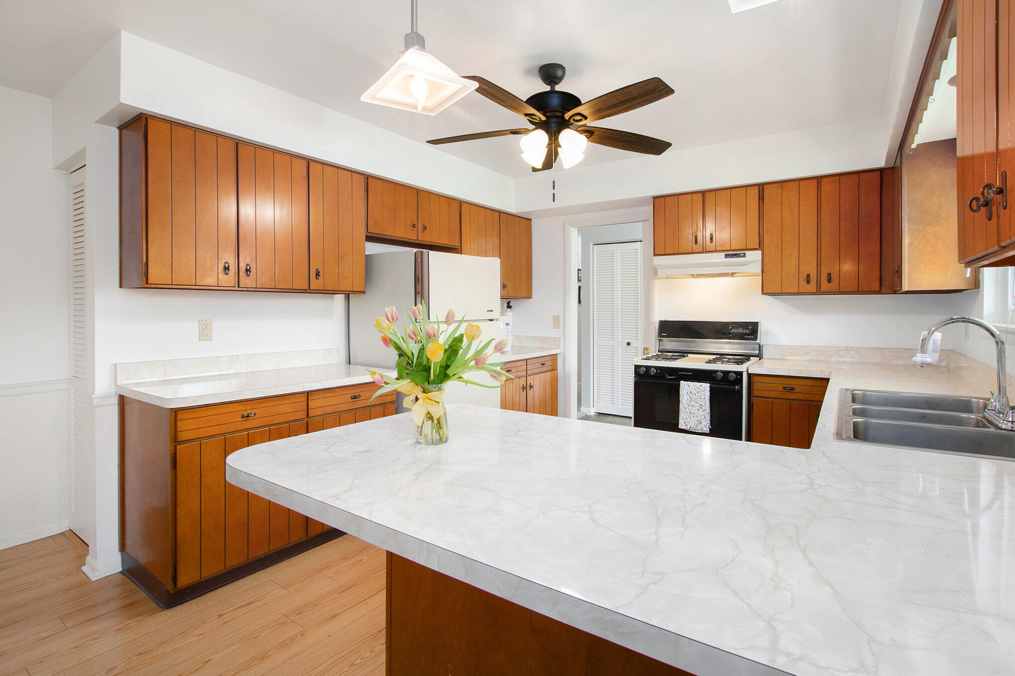 2463 Glengarry Road Jackson, MI 49203 - Photo 8 of 37 kitchen