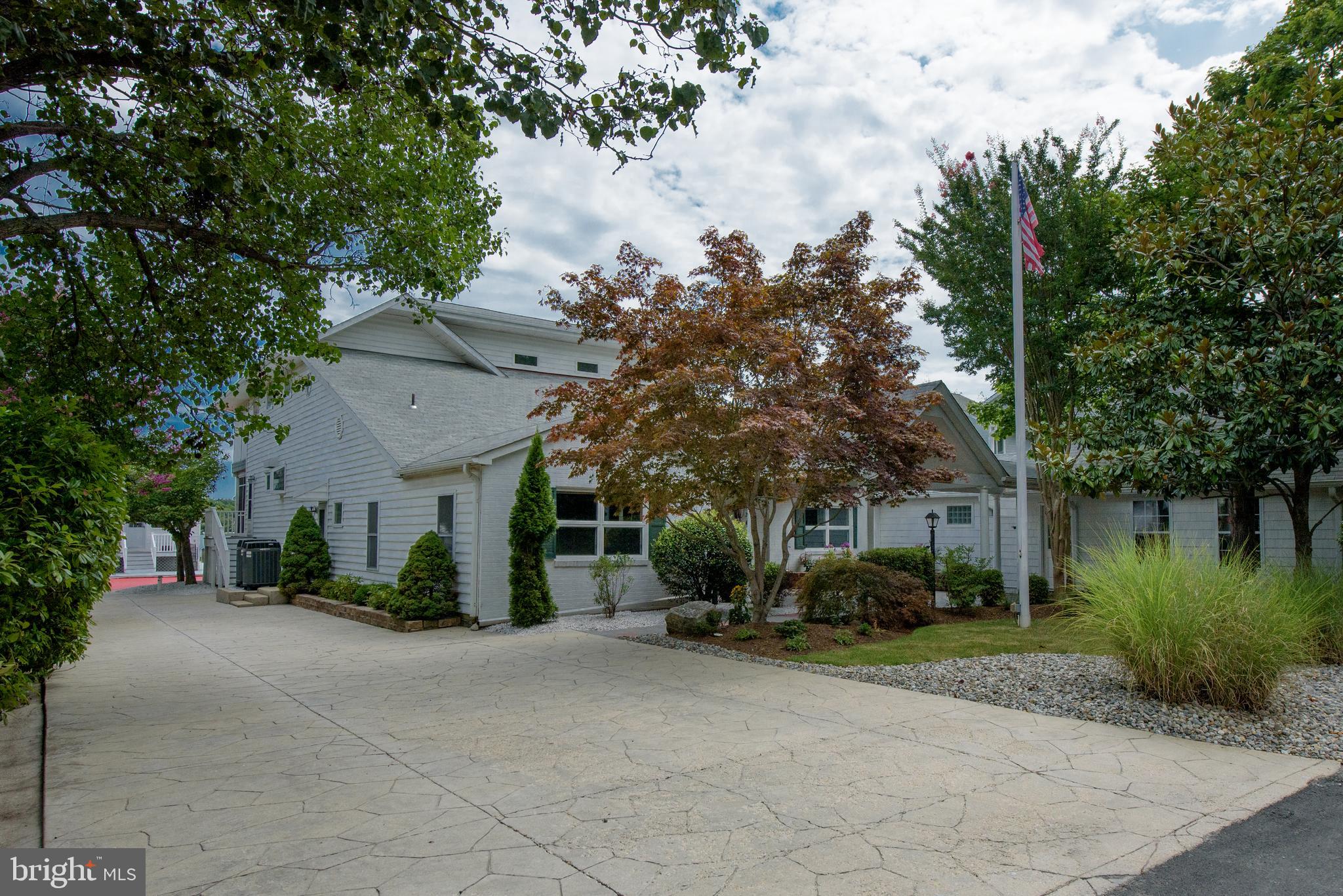 3731 Thomas Point Road Annapolis, MD 21403 - Photo 43 of 90 Side driveway with parking for eight cars.