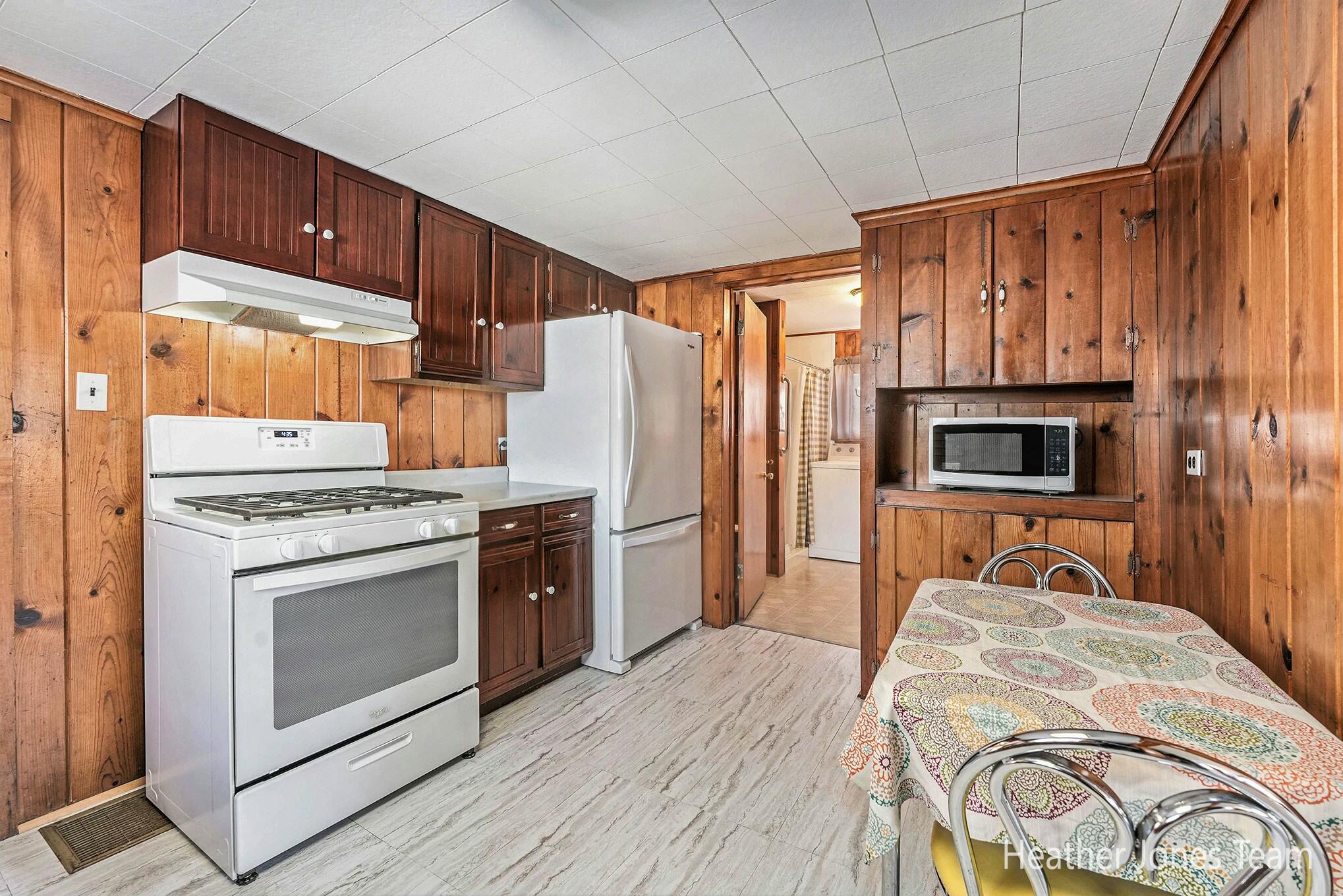 407 West Riverside Drive Ionia, MI 48846 - Photo 11 of 26 tempImageSMSO9Z